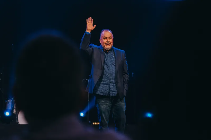 Pastor Luis Pereda predicando